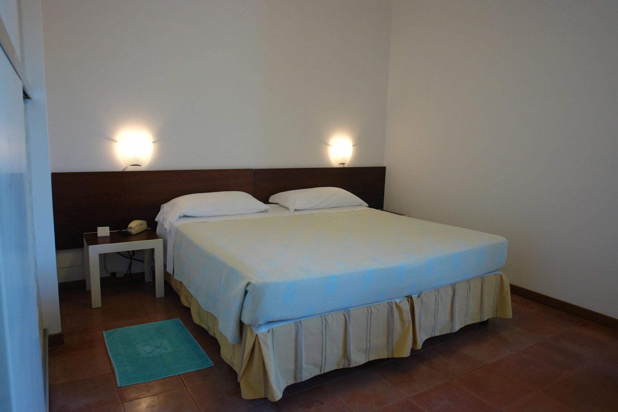 Hotel Della Baia Baia Domizia Buitenkant foto