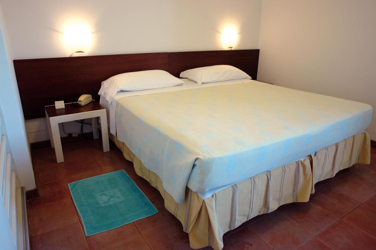 Hotel Della Baia Baia Domizia Buitenkant foto