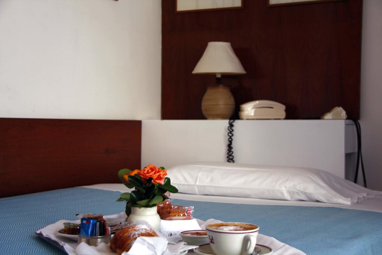 Hotel Della Baia Baia Domizia Buitenkant foto