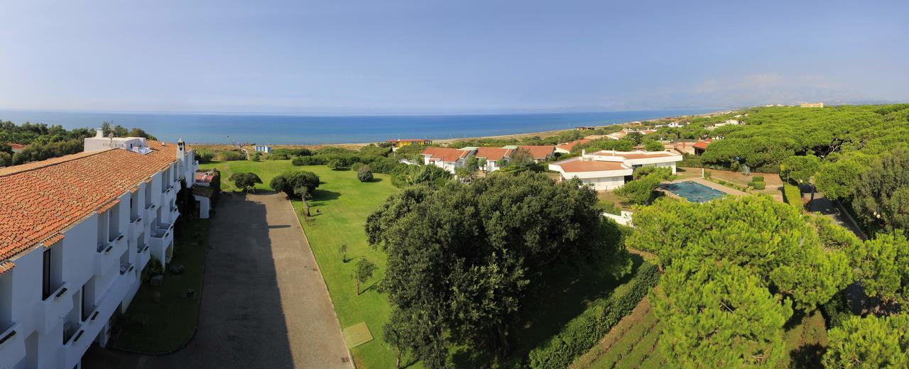 Hotel Della Baia Baia Domizia Buitenkant foto